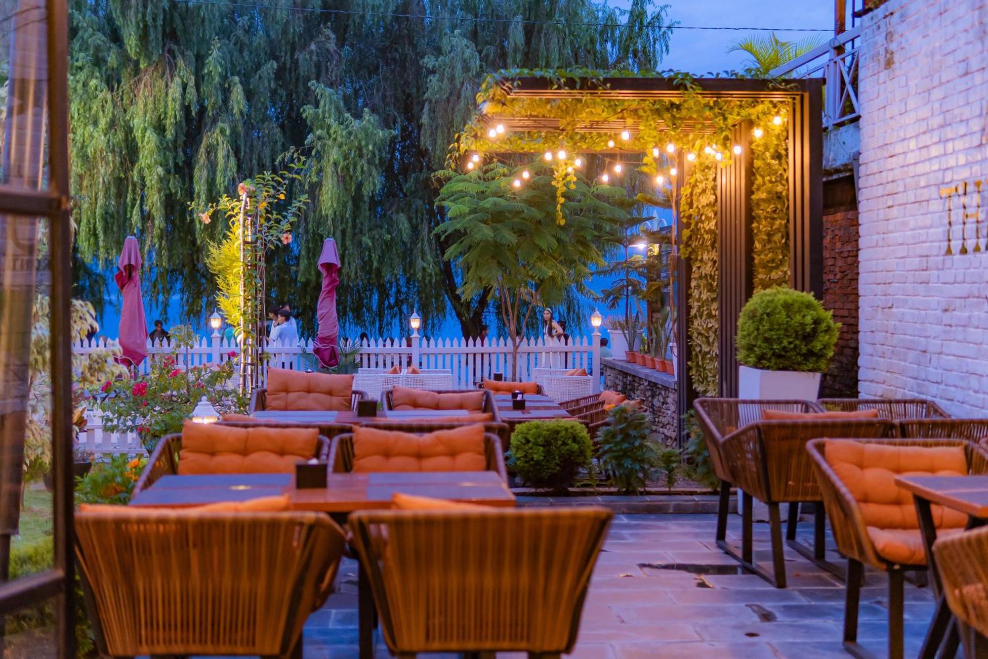 Majestic Lake Front Hotel & Suites Pokhara Exterior foto